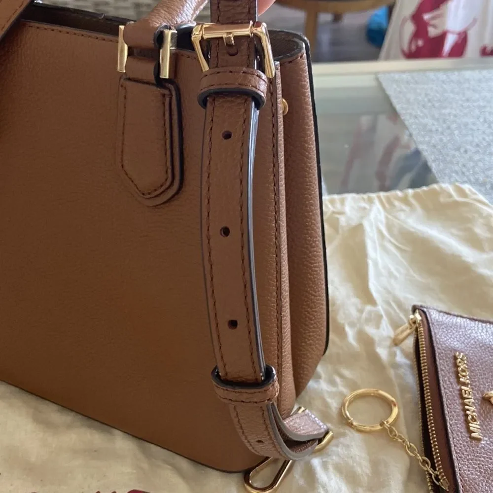 MK Médium Satchel with xbody strap and key card holder marching NWT brown gold